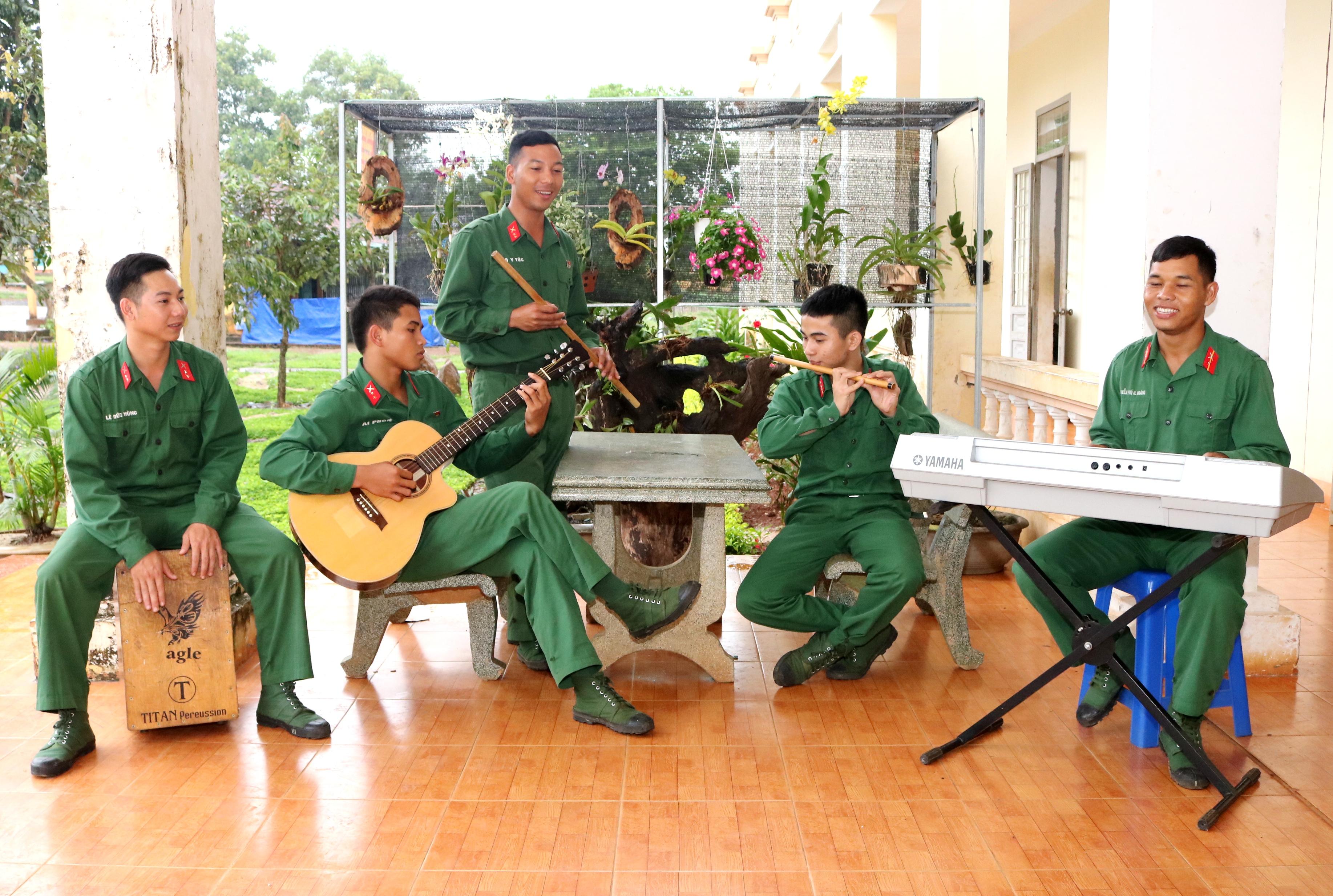 Ban nhạc lính trẻ trung, sôi nổi